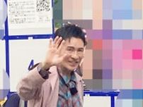 郷ひろみ 大勢のスタッフを連れて突然現れたレジェンドアイドルに街は騒然も余裕の”神対応“