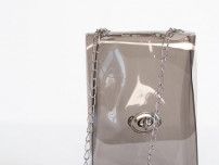「貴重品だけ、持ち歩きたい」→【ダイソー】の「ショルダーバッグ」がいいかも！