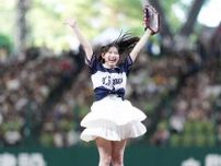 白スカートで豪快投球「すごく緊張」　笑顔でピョンピョン「ほぼ100点です！」