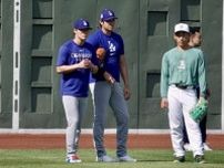 大谷翔平が吉田正尚と再会　山本由伸も交えて談笑…吉田は投球中の“警護”も