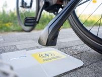 電動自転車をワイヤレス充電するキックスタンド、世界中で導入してほしい！