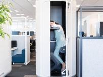 オフィスで立ったまま仮眠できるブース。キリンじゃないんだからさぁ
