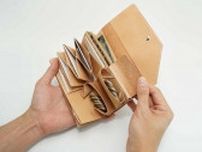 財布を開けば中身が一目瞭然！ たっぷり収納なのにスッキリコンパクトな本革長財布はいかが？