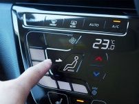なぜ夏や冬に臭う？　車のエアコンがカビ臭い時はこうする！