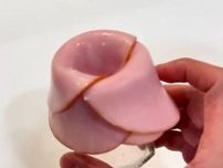 ハムを１枚ずつ『瓶』のふちにそわせていく　最後に逆さにすると…