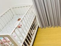 新生児を見つめていたのは…　１枚に「笑った」「絶妙な距離感」