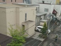 続報「ドドドッと音がして地震かと…」札幌・中央区の住宅街で、突然電柱が折れる　経年劣化か　復旧作業のため周辺の住宅で一時停電も