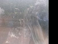 窓ガラスにクマとみられる動物の足跡 強い力で寄りかかったか ドアが外れる 自治体や警察が警戒 北海道標津町