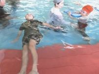 川で危険な状況に陥ったら…｢浮いて助けを待つ｣  親子ら約100人がスイミングスクールで｢着衣泳｣訓練　愛知・岡崎市