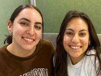 「この写真、最高じゃない？」　アメリカ人が日本カルチャーを大満喫　たくさんのお土産を購入した場所とは