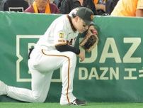 【巨人】丸佳浩が全力プレーにヒヤリ　大山のファウルを全速力で追いかけるも…