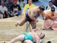 一山本が２敗目　単独トップから後退　高安に敗れる