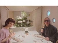 大地真央「１８回目の結婚記念日」夫とレストランへ　プレゼントのサングラスが個性的