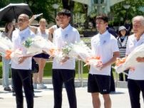 ジーコ氏、中田英寿氏らが原爆慰霊碑に献花…突然のレジェンド登場に平和記念公園が騒然　夜に慈善試合