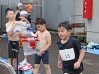 泳いで走って全力勝負　北斗で小学生アクアスロン大会
