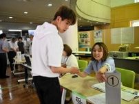 東農大生らキャンパスで投票　網走市選管が「期日前」臨時開設
