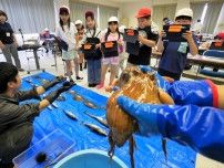 浦河の漁業や港湾学ぶ　開建の見学会に児童70人