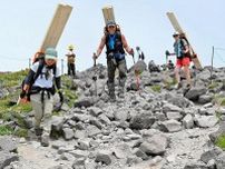 登山道板材、人力で運ぶ　上川のNPO、ボランティアと黒岳整備へ
