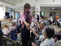 歌謡曲や童謡　「生歌」に笑顔　石狩の特養で音楽活動家・松尾さんライブ