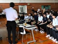 生徒が〝選ぶ〟高校説明会　江別・大麻東中　市内・近郊9校をブースで身近に