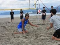 バレーのコツ、ビーチで学ぶ　元代表の古田さん、共和で教室