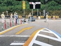 色矢印で逆走防止　氷見・灘浦ＩＣ　進行方向、分かりやすく