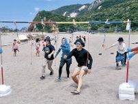 新しい砂浜に人駆ける　地震で隆起、輪島・曽々木で「浜開き」　五輪選手為末さんも参戦　ビーチバレーやパン食い競走楽しむ