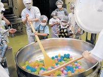 大しゃもじで「給食作ろう」　魚津で疑似体験