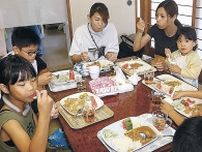 児童笑顔「カレーおいしい」　砺波・庄川地域初、こども食堂スタート
