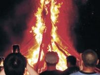 巨大火柱、能登の夏熱く　七尾・能登島　向田の火祭