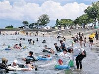 夏休み、海へ　富山県内10日連続猛暑日　氷見36.8度　富山空港36.3度