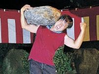 入善・大磐祭り、石135㌔担ぎ上げ　金沢の39歳西野さん「気合と根性で」