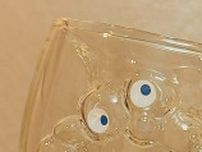 飲み物を注ぐとミャクミャクが現れるグラス⇨トマトジュースを入れてみたら…？
