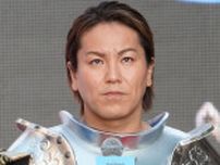 狩野英孝、まるで“武器庫”のような自宅壁を公開「武器屋商人の部屋、センス良い」と反響
