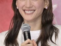綾瀬はるか、“ラッパー姿”の主演ドラマオフショットに反響続出⇒ファン「びっくり」「楽しんでるの伝わる」