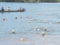伝統泳法や平泳ぎ3.5キロ　那珂川遠泳大会　茨城・水戸