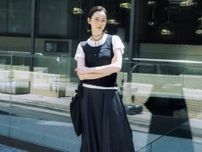 【私服スナップ】比留川游のモノトーン夏コーデに学ぶ「Tシャツ×タンク」大人の品格レイヤード術