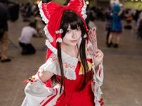 【コスプレ】お札を構え颯爽と妖怪を退治する姿が鮮やか！巫女衣装が似合う“博麗霊夢”の美女レイヤーに注目【写真6枚】