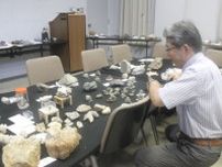 光る新種「北海道石」も　熊野の紀和鉱山資料館で特別展　全国の鉱物100種400点　三重