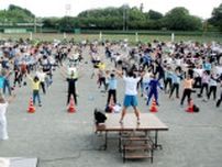 大きく背伸びの運動から１・２・３　市民ら１３００人、亀山で巡回ラジオ体操