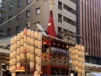 祇園祭 前祭・山鉾巡行を待つ「長刀鉾」創建800年  ほんのり灯す駒形提灯 宵山に人の波