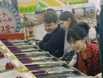 阪田マリンが『スマートボール』に挑戦　25球→400球に大爆発で大きなぬいぐるみをゲット！