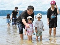 田沢湖は天然プール　秋田・仙北、遊泳場が営業開始