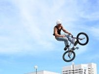 空中の妙技に大歓声！横須賀・ヴェルニー公園でＢＭＸ大会　地元出身の大和選手ら公式練習