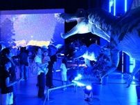 闇夜の恐竜、迫力満点　富山県氷見市の大恐竜博でナイトミュージアム