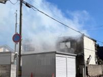 兵庫・姫路で民家全焼　住人の高齢女性が軽傷　住宅街に煙広がり一時騒然