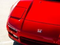 1000万円超え！ ホンダ「“和製スーパーカー” NSX」登場！ 全長4.4mサイズにパカッと開く「リトラライト」×高性能V6ユニット＆5速MT搭載！ 伝説の“34年落ちモデル”が豪で落札