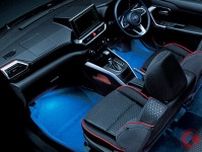 1リッターで28km走れる！ スバル「“新”最小SUV」登場！ めちゃ青く光るフロアイルミ＆ブルーカーボン加飾がスゴい！ 最新「レックス」の斬新インテリアとは！