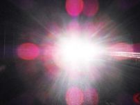 「ヘッドライトがまぶしいクルマ」なぜ増えた？ すれ違っても停まっても「ハイビームのまま」… どうして消してくれないの！ 大迷惑な「幻惑運転」が増加した理由は