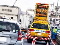 「すごい大事故…」 高速の分岐で「激突・横転」 NEXCOが「恐怖の衝突事故」映像投稿！ 部品が散乱して大変なことに… たった“10秒”の大クラッシュ 原因は何だった？